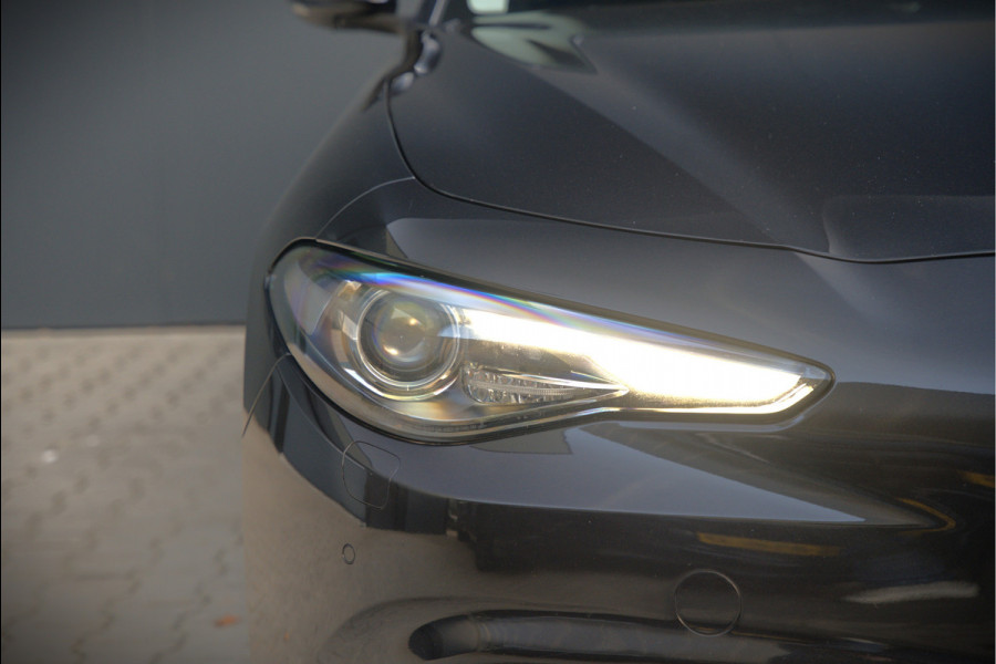 Alfa Romeo Giulia 2.0 T AWD Veloce Q4 | Harman Kardon | Stuurverwarming | Stoelverwarming | Memory Seat | Keyless | Adaptive Cruise Control | Camera | Navigatie | DNA | Leer | QV Velgen | Elektrische Stoelen | Dodehoek Detectie |