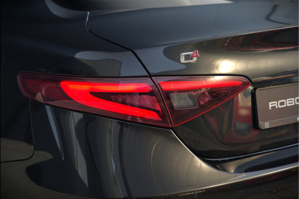 Alfa Romeo Giulia 2.0 T AWD Veloce Q4 | Harman Kardon | Stuurverwarming | Stoelverwarming | Memory Seat | Keyless | Adaptive Cruise Control | Camera | Navigatie | DNA | Leer | QV Velgen | Elektrische Stoelen | Dodehoek Detectie |