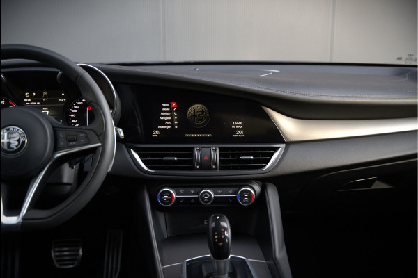 Alfa Romeo Giulia 2.0 T AWD Veloce Q4 | Harman Kardon | Stuurverwarming | Stoelverwarming | Memory Seat | Keyless | Adaptive Cruise Control | Camera | Navigatie | DNA | Leer | QV Velgen | Elektrische Stoelen | Dodehoek Detectie |