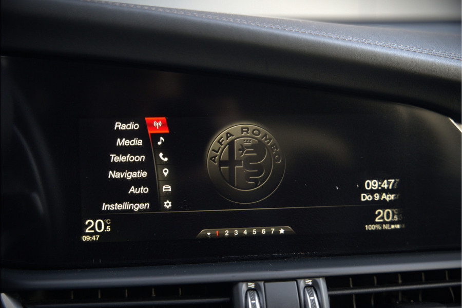 Alfa Romeo Giulia 2.0 T AWD Veloce Q4 | Harman Kardon | Stuurverwarming | Stoelverwarming | Memory Seat | Keyless | Adaptive Cruise Control | Camera | Navigatie | DNA | Leer | QV Velgen | Elektrische Stoelen | Dodehoek Detectie |