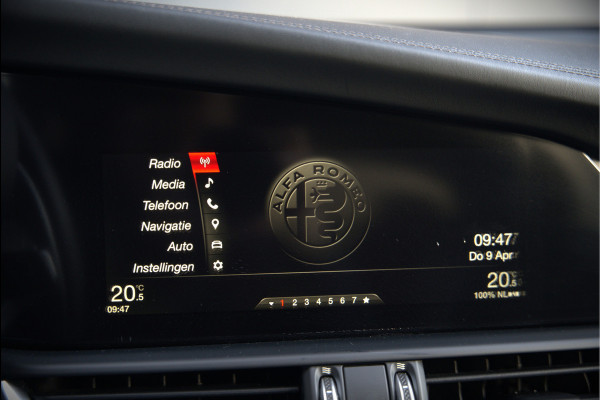 Alfa Romeo Giulia 2.0 T AWD Veloce Q4 | Harman Kardon | Stuurverwarming | Stoelverwarming | Memory Seat | Keyless | Adaptive Cruise Control | Camera | Navigatie | DNA | Leer | QV Velgen | Elektrische Stoelen | Dodehoek Detectie |