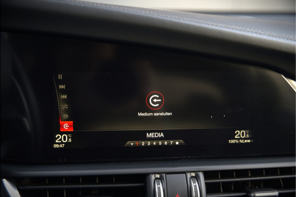 Alfa Romeo Giulia 2.0 T AWD Veloce Q4 | Harman Kardon | Stuurverwarming | Stoelverwarming | Memory Seat | Keyless | Adaptive Cruise Control | Camera | Navigatie | DNA | Leer | QV Velgen | Elektrische Stoelen | Dodehoek Detectie |