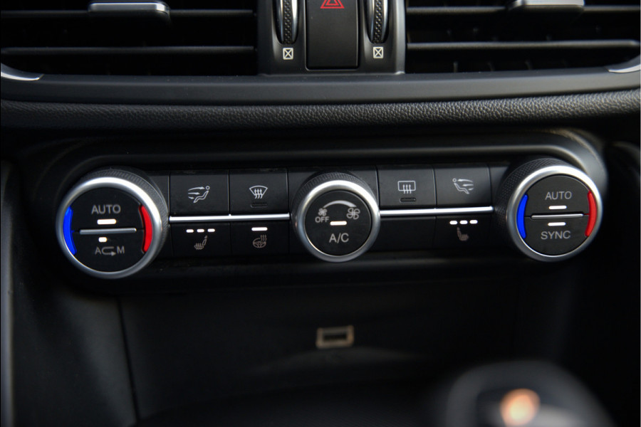 Alfa Romeo Giulia 2.0 T AWD Veloce Q4 | Harman Kardon | Stuurverwarming | Stoelverwarming | Memory Seat | Keyless | Adaptive Cruise Control | Camera | Navigatie | DNA | Leer | QV Velgen | Elektrische Stoelen | Dodehoek Detectie |