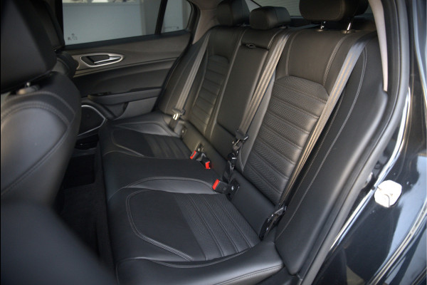 Alfa Romeo Giulia 2.0 T AWD Veloce Q4 | Harman Kardon | Stuurverwarming | Stoelverwarming | Memory Seat | Keyless | Adaptive Cruise Control | Camera | Navigatie | DNA | Leer | QV Velgen | Elektrische Stoelen | Dodehoek Detectie |