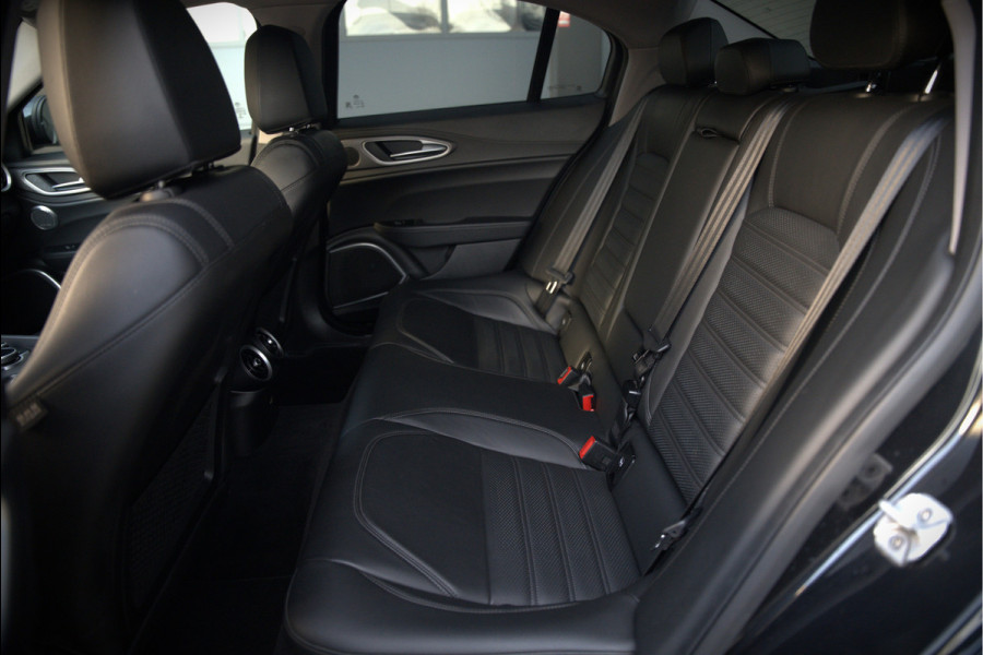 Alfa Romeo Giulia 2.0 T AWD Veloce Q4 | Harman Kardon | Stuurverwarming | Stoelverwarming | Memory Seat | Keyless | Adaptive Cruise Control | Camera | Navigatie | DNA | Leer | QV Velgen | Elektrische Stoelen | Dodehoek Detectie |