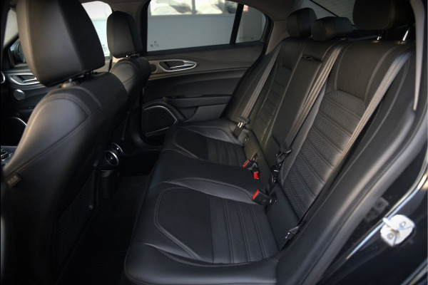 Alfa Romeo Giulia 2.0 T AWD Veloce Q4 | Harman Kardon | Stuurverwarming | Stoelverwarming | Memory Seat | Keyless | Adaptive Cruise Control | Camera | Navigatie | DNA | Leer | QV Velgen | Elektrische Stoelen | Dodehoek Detectie |