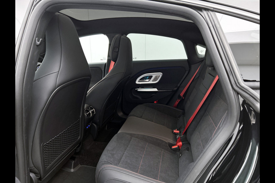Mercedes-Benz CLA-Klasse 200 Business Solution AMG | Premium Plus | Winterpakket | Rijassistentiepakket | Nightpakket | MBUX Augmented Reality navigatie | Smartphone integratie | URBAN GUARD |
