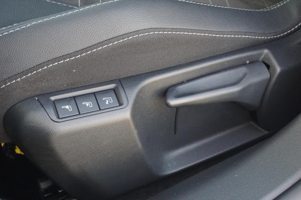 Opel Corsa 1.2 Turbo Ultimate Alcantara | Massage | All Weather banden | Winter pack | Parkpilots/Camera 180° | Keyless |