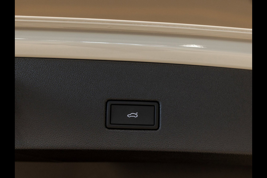 Volkswagen T-Roc 1.5 TSI R-Line Blackstyle / 150pk / Stoel en stuur verwarming / Achteruitrij camera / Keyless /