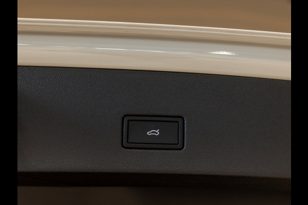 Volkswagen T-Roc 1.5 TSI R-Line Blackstyle / 150pk / Stoel en stuur verwarming / Achteruitrij camera / Keyless /