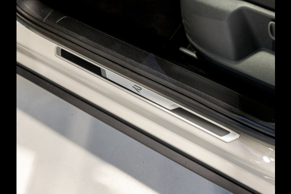 Volkswagen T-Roc 1.5 TSI R-Line Blackstyle / 150pk / Stoel en stuur verwarming / Achteruitrij camera / Keyless /