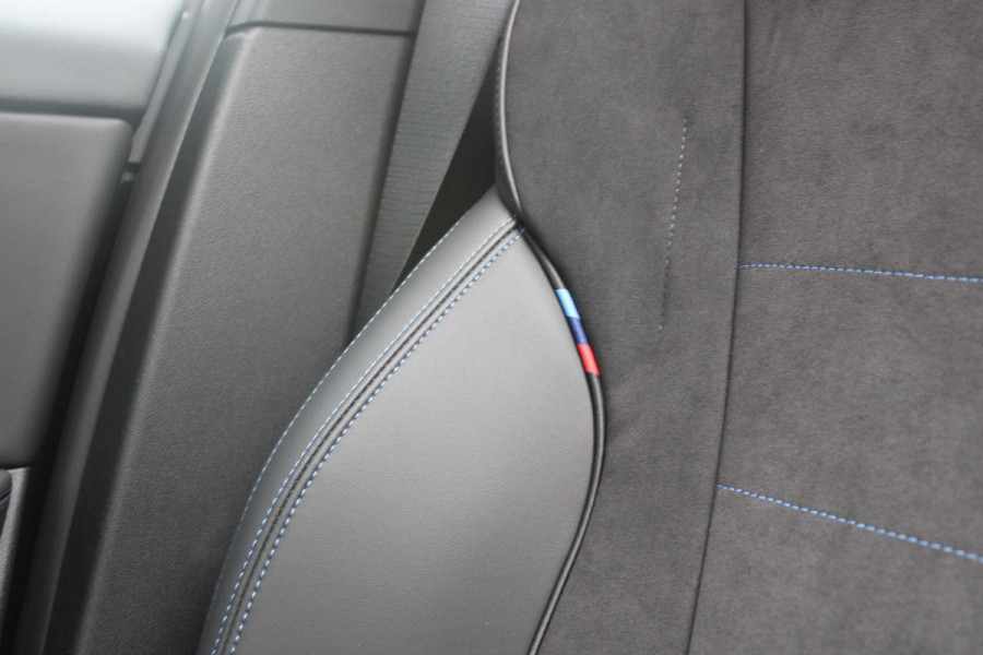 BMW 1-serie 120 170PK M SPORT DESIGN EDITION | PANORAMA SCHUIF/KANTEL DAK | 18" LICHTMETALEN VELGEN | DODEHOEK DETECTIE | DRAADLOZE APPLE CARPLAY/ANDROID AUTO | NAVIGATIE | ACHTERUITRIJ CAMERA | ADAPTIEF M ONDERSTEL | SFEER VERLICHTING | STOEL VERWARMING | DAB+ RADIO | ALCANTARA BEKLEDING | PARKEERSENSOREN VOOR + ACHTER | CRUISE CONTROL | SHADOW LINE |