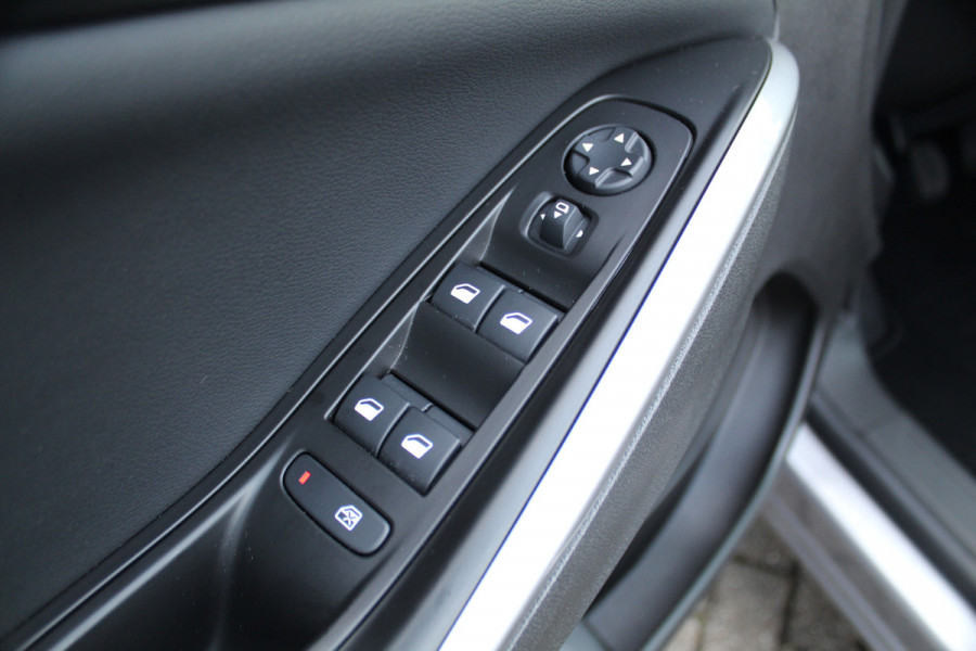 Opel Grandland 1.2-130pk Turbo GS-Line. Zeer nette en luxe hoogzitter, slechts 43.000km ! Autm. airco dual, camera, half leder, navigatie, telefoonvoorb, Apple carplay/Android auto, lane- en side assist, cruise control, metallic lak, LM wielen etc.