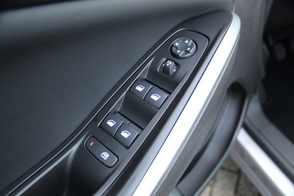 Opel Grandland 1.2-130pk Turbo GS-Line. Zeer nette en luxe hoogzitter, slechts 43.000km ! Autm. airco dual, camera, half leder, navigatie, telefoonvoorb, Apple carplay/Android auto, lane- en side assist, cruise control, metallic lak, LM wielen etc.