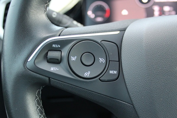 Opel Grandland 1.2-130pk Turbo GS-Line. Zeer nette en luxe hoogzitter, slechts 43.000km ! Autm. airco dual, camera, half leder, navigatie, telefoonvoorb, Apple carplay/Android auto, lane- en side assist, cruise control, metallic lak, LM wielen etc.