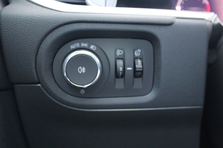 Opel Grandland 1.2-130pk Turbo GS-Line. Zeer nette en luxe hoogzitter, slechts 43.000km ! Autm. airco dual, camera, half leder, navigatie, telefoonvoorb, Apple carplay/Android auto, lane- en side assist, cruise control, metallic lak, LM wielen etc.