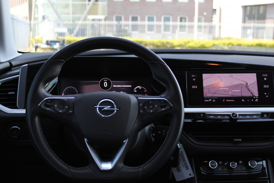 Opel Grandland 1.2-130pk Turbo GS-Line. Zeer nette en luxe hoogzitter, slechts 43.000km ! Autm. airco dual, camera, half leder, navigatie, telefoonvoorb, Apple carplay/Android auto, lane- en side assist, cruise control, metallic lak, LM wielen etc.