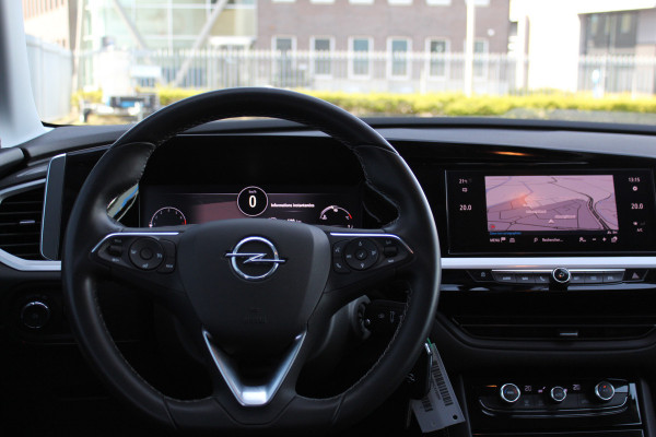 Opel Grandland 1.2-130pk Turbo GS-Line. Zeer nette en luxe hoogzitter, slechts 43.000km ! Autm. airco dual, camera, half leder, navigatie, telefoonvoorb, Apple carplay/Android auto, lane- en side assist, cruise control, metallic lak, LM wielen etc.