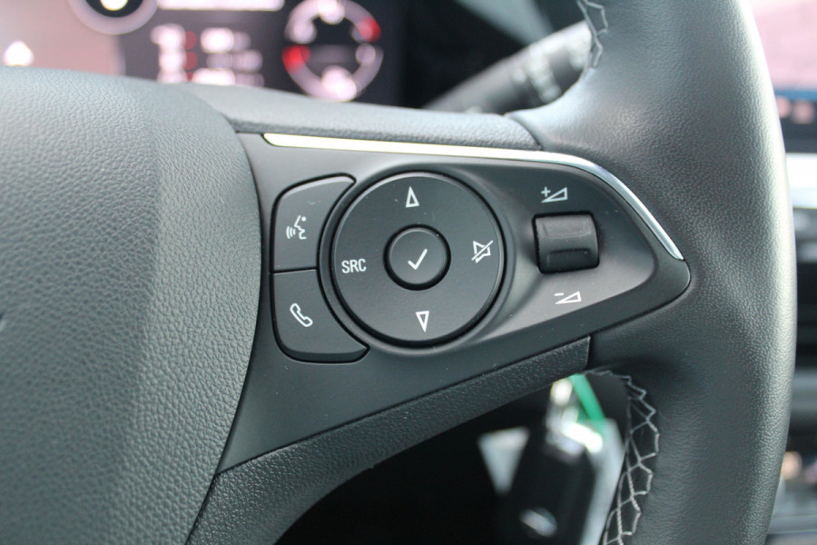 Opel Grandland 1.2-130pk Turbo GS-Line. Zeer nette en luxe hoogzitter, slechts 43.000km ! Autm. airco dual, camera, half leder, navigatie, telefoonvoorb, Apple carplay/Android auto, lane- en side assist, cruise control, metallic lak, LM wielen etc.