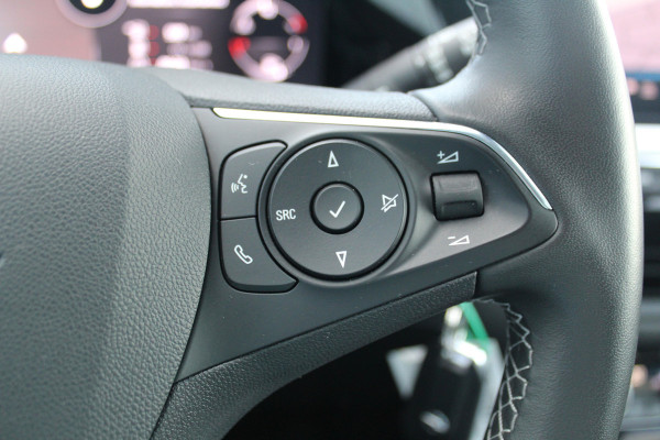 Opel Grandland 1.2-130pk Turbo GS-Line. Zeer nette en luxe hoogzitter, slechts 43.000km ! Autm. airco dual, camera, half leder, navigatie, telefoonvoorb, Apple carplay/Android auto, lane- en side assist, cruise control, metallic lak, LM wielen etc.