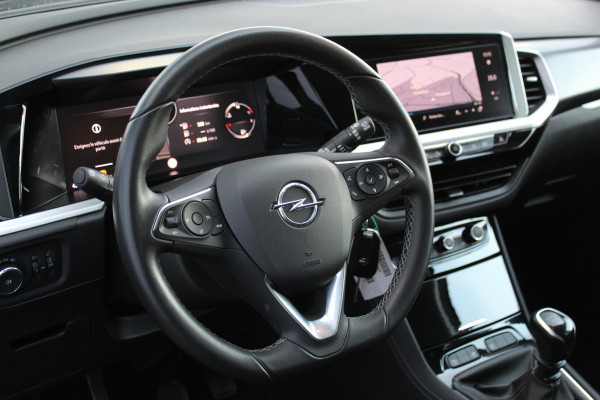 Opel Grandland 1.2-130pk Turbo GS-Line. Zeer nette en luxe hoogzitter, slechts 43.000km ! Autm. airco dual, camera, half leder, navigatie, telefoonvoorb, Apple carplay/Android auto, lane- en side assist, cruise control, metallic lak, LM wielen etc.