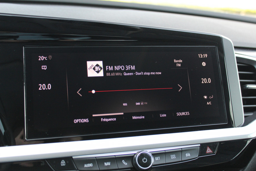 Opel Grandland 1.2-130pk Turbo GS-Line. Zeer nette en luxe hoogzitter, slechts 43.000km ! Autm. airco dual, camera, half leder, navigatie, telefoonvoorb, Apple carplay/Android auto, lane- en side assist, cruise control, metallic lak, LM wielen etc.