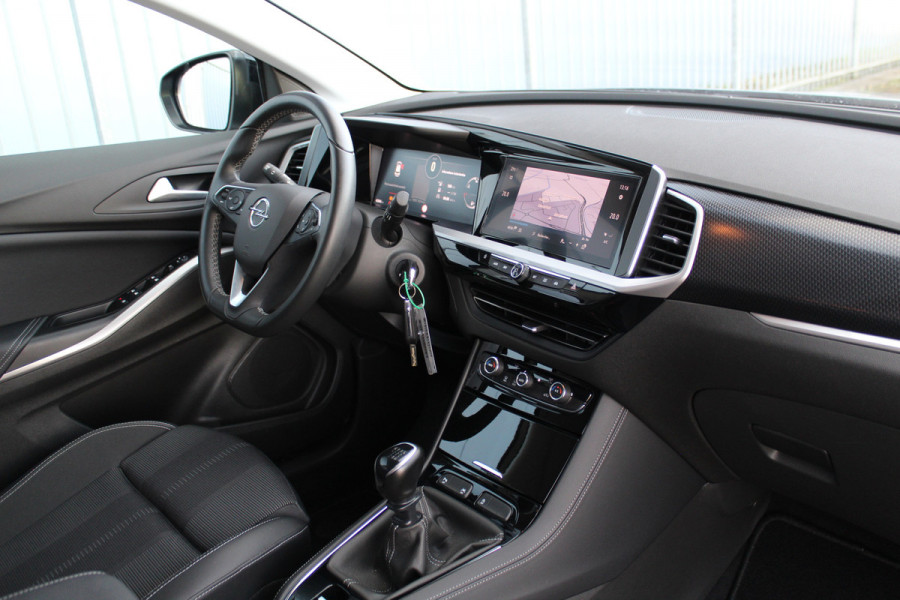Opel Grandland 1.2-130pk Turbo GS-Line. Zeer nette en luxe hoogzitter, slechts 43.000km ! Autm. airco dual, camera, half leder, navigatie, telefoonvoorb, Apple carplay/Android auto, lane- en side assist, cruise control, metallic lak, LM wielen etc.