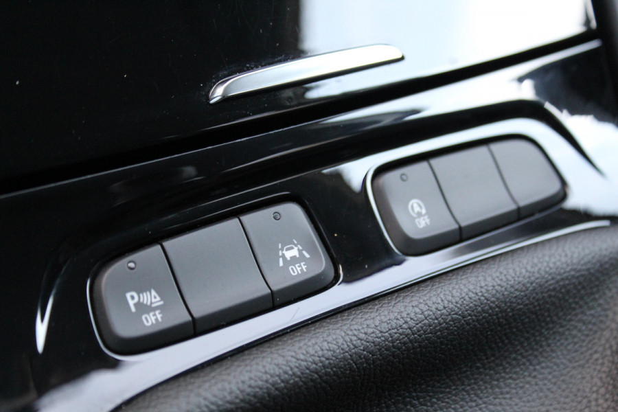 Opel Grandland 1.2-130pk Turbo GS-Line. Zeer nette en luxe hoogzitter, slechts 43.000km ! Autm. airco dual, camera, half leder, navigatie, telefoonvoorb, Apple carplay/Android auto, lane- en side assist, cruise control, metallic lak, LM wielen etc.