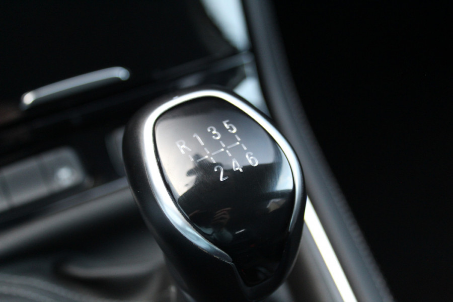 Opel Grandland 1.2-130pk Turbo GS-Line. Zeer nette en luxe hoogzitter, slechts 43.000km ! Autm. airco dual, camera, half leder, navigatie, telefoonvoorb, Apple carplay/Android auto, lane- en side assist, cruise control, metallic lak, LM wielen etc.