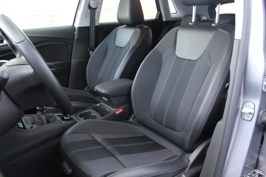 Opel Grandland 1.2-130pk Turbo GS-Line. Zeer nette en luxe hoogzitter, slechts 43.000km ! Autm. airco dual, camera, half leder, navigatie, telefoonvoorb, Apple carplay/Android auto, lane- en side assist, cruise control, metallic lak, LM wielen etc.