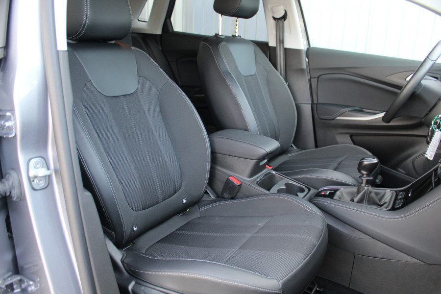 Opel Grandland 1.2-130pk Turbo GS-Line. Zeer nette en luxe hoogzitter, slechts 43.000km ! Autm. airco dual, camera, half leder, navigatie, telefoonvoorb, Apple carplay/Android auto, lane- en side assist, cruise control, metallic lak, LM wielen etc.