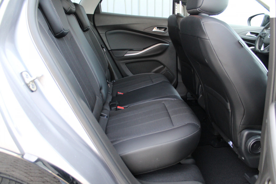Opel Grandland 1.2-130pk Turbo GS-Line. Zeer nette en luxe hoogzitter, slechts 43.000km ! Autm. airco dual, camera, half leder, navigatie, telefoonvoorb, Apple carplay/Android auto, lane- en side assist, cruise control, metallic lak, LM wielen etc.