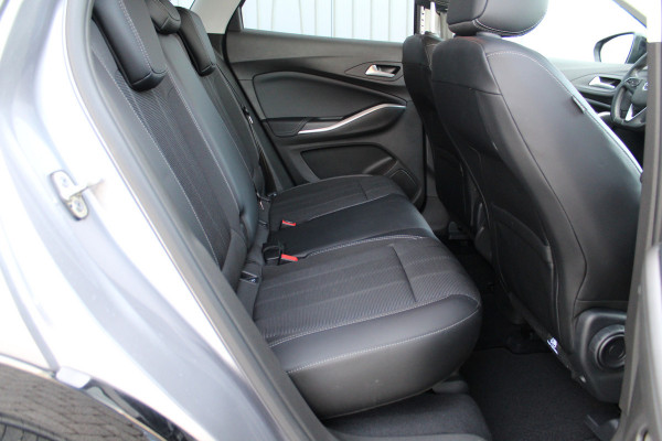 Opel Grandland 1.2-130pk Turbo GS-Line. Zeer nette en luxe hoogzitter, slechts 43.000km ! Autm. airco dual, camera, half leder, navigatie, telefoonvoorb, Apple carplay/Android auto, lane- en side assist, cruise control, metallic lak, LM wielen etc.