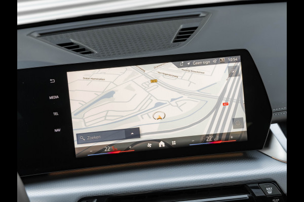 BMW X1 sDrive18i - Pano - Trekhaak - Memoryzetels - Head-up - ACC