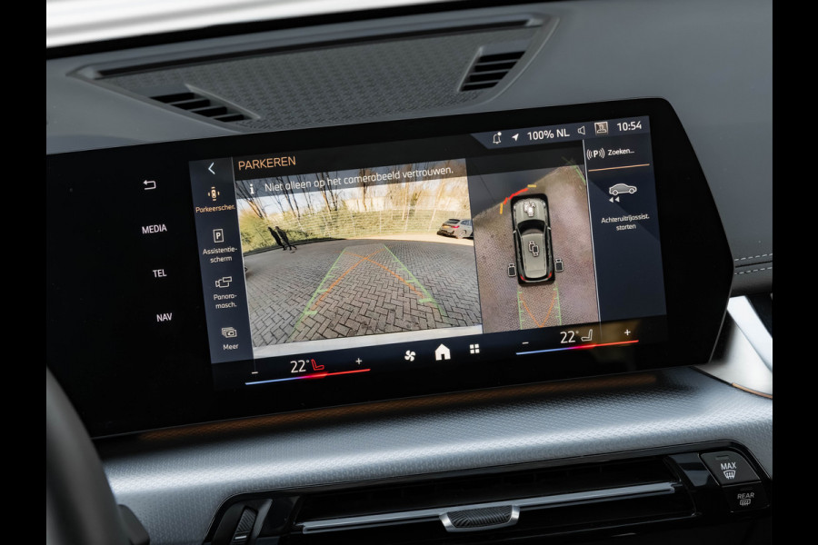 BMW X1 sDrive18i - Pano - Trekhaak - Memoryzetels - Head-up - ACC