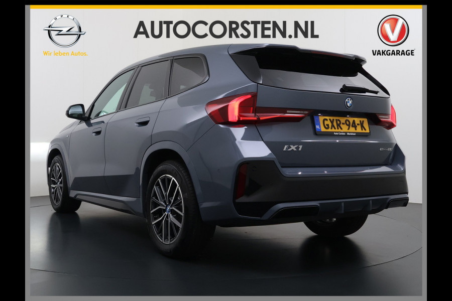 BMW iX1 eDrive20 67kWh M Sport pakket Pano-Dak/Schuif-dak Leer SOH 100% Warmtepomp Camera Navi Ecc PDC-a+v Apple Carplay Android Auto Elek.Achterklep Zwarte-Hemel VerkeersbordHerkenning WiFi M Aerodynamica  Lmv Led Privacy Glas Isofix DAB Keyless Wifi 1e Eigenaar Origineel Nederlandse Auto !!