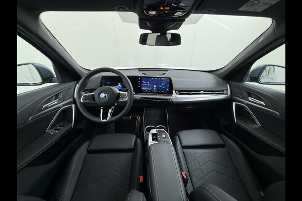BMW iX1 eDrive20 67kWh M Sport pakket Pano-Dak/Schuif-dak Leer SOH 100% Warmtepomp Camera Navi Ecc PDC-a+v Apple Carplay Android Auto Elek.Achterklep Zwarte-Hemel VerkeersbordHerkenning WiFi M Aerodynamica  Lmv Led Privacy Glas Isofix DAB Keyless Wifi 1e Eigenaar Origineel Nederlandse Auto !!