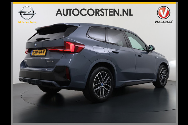 BMW iX1 eDrive20 67kWh M Sport pakket Pano-Dak/Schuif-dak Leer SOH 100% Warmtepomp Camera Navi Ecc PDC-a+v Apple Carplay Android Auto Elek.Achterklep Zwarte-Hemel VerkeersbordHerkenning WiFi M Aerodynamica  Lmv Led Privacy Glas Isofix DAB Keyless Wifi 1e Eigenaar Origineel Nederlandse Auto !!