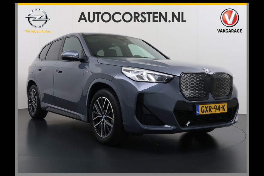 BMW iX1 eDrive20 67kWh M Sport pakket Pano-Dak/Schuif-dak Leer SOH 100% Warmtepomp Camera Navi Ecc PDC-a+v Apple Carplay Android Auto Elek.Achterklep Zwarte-Hemel VerkeersbordHerkenning WiFi M Aerodynamica  Lmv Led Privacy Glas Isofix DAB Keyless Wifi 1e Eigenaar Origineel Nederlandse Auto !!