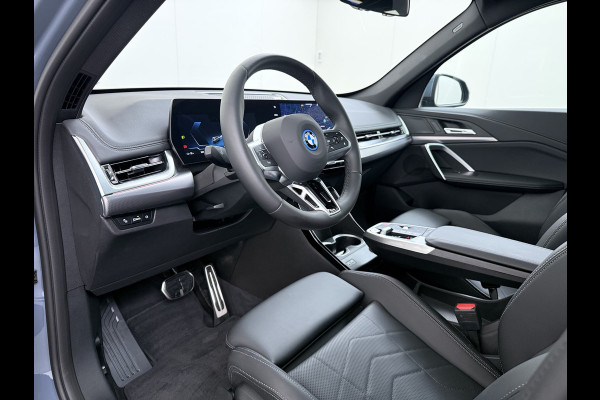 BMW iX1 eDrive20 67kWh M Sport pakket Pano-Dak/Schuif-dak Leer SOH 100% Warmtepomp Camera Navi Ecc PDC-a+v Apple Carplay Android Auto Elek.Achterklep Zwarte-Hemel VerkeersbordHerkenning WiFi M Aerodynamica  Lmv Led Privacy Glas Isofix DAB Keyless Wifi 1e Eigenaar Origineel Nederlandse Auto !!