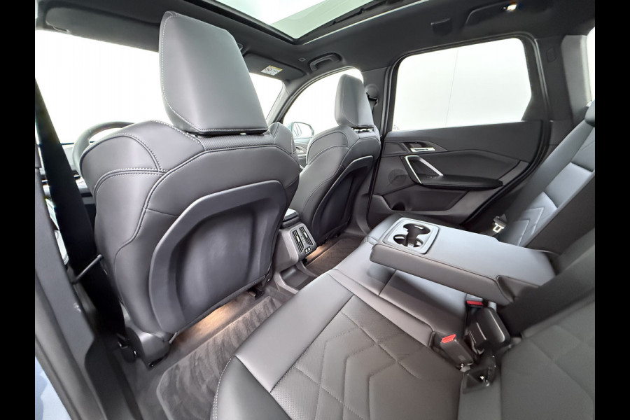 BMW iX1 eDrive20 67kWh M Sport pakket Pano-Dak/Schuif-dak Leer SOH 100% Warmtepomp Camera Navi Ecc PDC-a+v Apple Carplay Android Auto Elek.Achterklep Zwarte-Hemel VerkeersbordHerkenning WiFi M Aerodynamica  Lmv Led Privacy Glas Isofix DAB Keyless Wifi 1e Eigenaar Origineel Nederlandse Auto !!