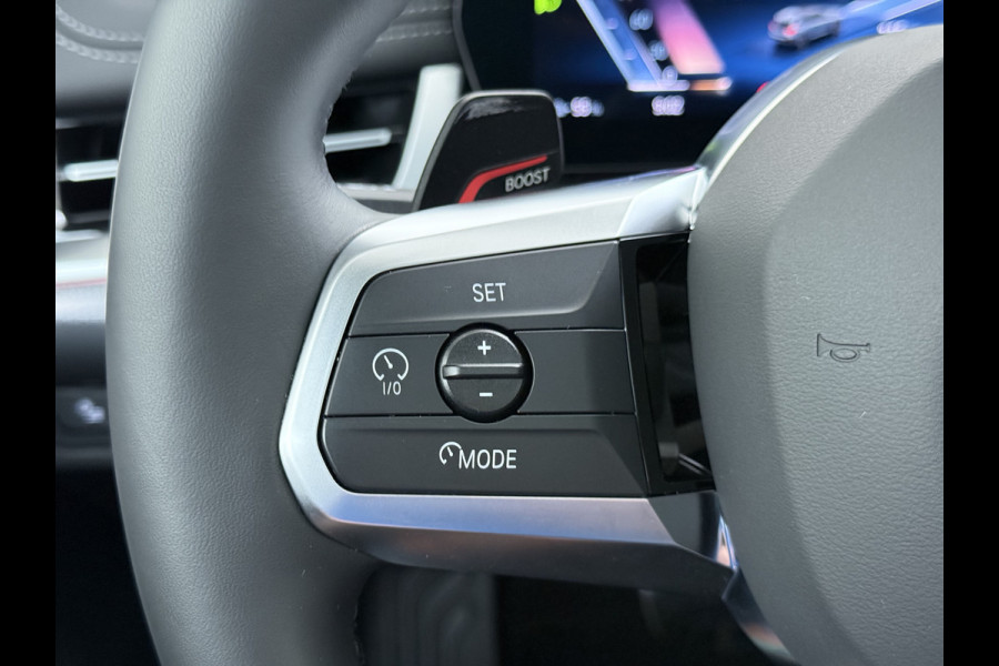 BMW iX1 eDrive20 67kWh M Sport pakket Pano-Dak/Schuif-dak Leer SOH 100% Warmtepomp Camera Navi Ecc PDC-a+v Apple Carplay Android Auto Elek.Achterklep Zwarte-Hemel VerkeersbordHerkenning WiFi M Aerodynamica  Lmv Led Privacy Glas Isofix DAB Keyless Wifi 1e Eigenaar Origineel Nederlandse Auto !!