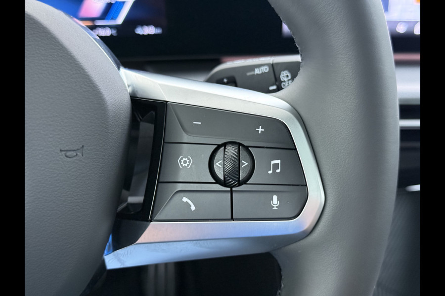 BMW iX1 eDrive20 67kWh M Sport pakket Pano-Dak/Schuif-dak Leer SOH 100% Warmtepomp Camera Navi Ecc PDC-a+v Apple Carplay Android Auto Elek.Achterklep Zwarte-Hemel VerkeersbordHerkenning WiFi M Aerodynamica  Lmv Led Privacy Glas Isofix DAB Keyless Wifi 1e Eigenaar Origineel Nederlandse Auto !!