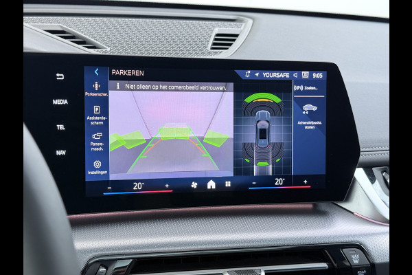 BMW iX1 eDrive20 67kWh M Sport pakket Pano-Dak/Schuif-dak Leer SOH 100% Warmtepomp Camera Navi Ecc PDC-a+v Apple Carplay Android Auto Elek.Achterklep Zwarte-Hemel VerkeersbordHerkenning WiFi M Aerodynamica  Lmv Led Privacy Glas Isofix DAB Keyless Wifi 1e Eigenaar Origineel Nederlandse Auto !!