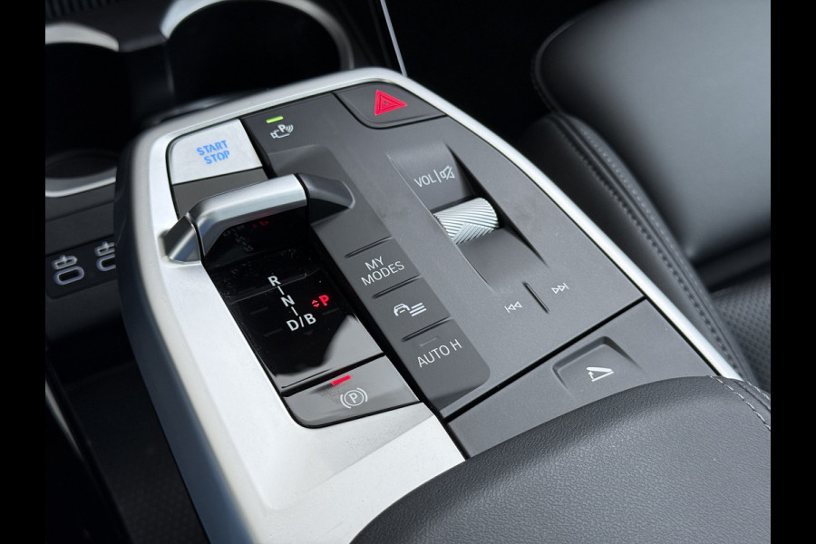 BMW iX1 eDrive20 67kWh M Sport pakket Pano-Dak/Schuif-dak Leer SOH 100% Warmtepomp Camera Navi Ecc PDC-a+v Apple Carplay Android Auto Elek.Achterklep Zwarte-Hemel VerkeersbordHerkenning WiFi M Aerodynamica  Lmv Led Privacy Glas Isofix DAB Keyless Wifi 1e Eigenaar Origineel Nederlandse Auto !!