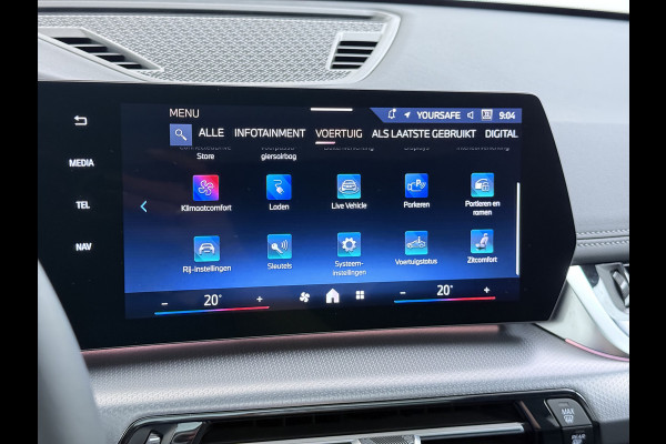 BMW iX1 eDrive20 67kWh M Sport pakket Pano-Dak/Schuif-dak Leer SOH 100% Warmtepomp Camera Navi Ecc PDC-a+v Apple Carplay Android Auto Elek.Achterklep Zwarte-Hemel VerkeersbordHerkenning WiFi M Aerodynamica  Lmv Led Privacy Glas Isofix DAB Keyless Wifi 1e Eigenaar Origineel Nederlandse Auto !!