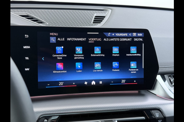 BMW iX1 eDrive20 67kWh M Sport pakket Pano-Dak/Schuif-dak Leer SOH 100% Warmtepomp Camera Navi Ecc PDC-a+v Apple Carplay Android Auto Elek.Achterklep Zwarte-Hemel VerkeersbordHerkenning WiFi M Aerodynamica  Lmv Led Privacy Glas Isofix DAB Keyless Wifi 1e Eigenaar Origineel Nederlandse Auto !!