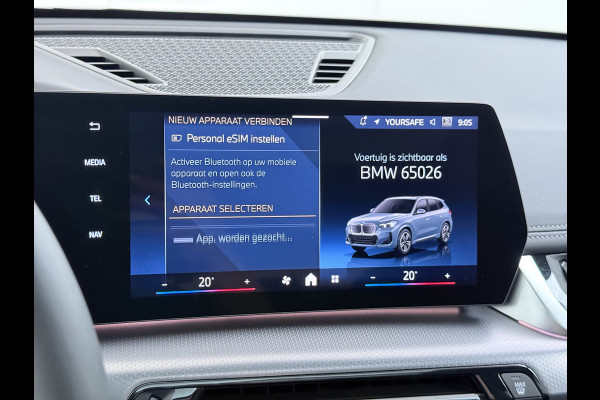 BMW iX1 eDrive20 67kWh M Sport pakket Pano-Dak/Schuif-dak Leer SOH 100% Warmtepomp Camera Navi Ecc PDC-a+v Apple Carplay Android Auto Elek.Achterklep Zwarte-Hemel VerkeersbordHerkenning WiFi M Aerodynamica  Lmv Led Privacy Glas Isofix DAB Keyless Wifi 1e Eigenaar Origineel Nederlandse Auto !!