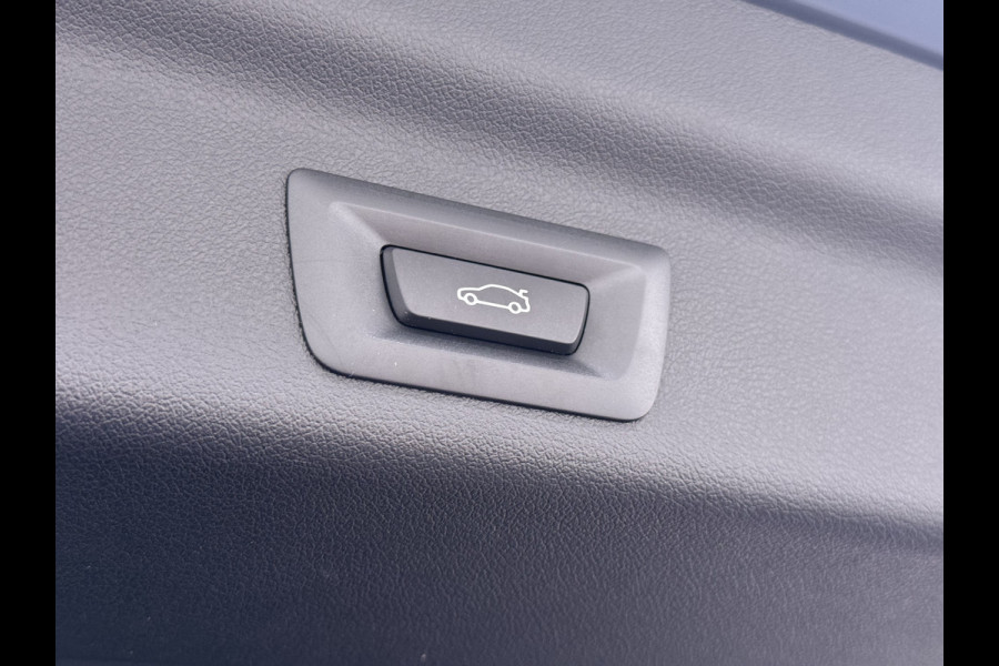 BMW iX1 eDrive20 67kWh M Sport pakket Pano-Dak/Schuif-dak Leer SOH 100% Warmtepomp Camera Navi Ecc PDC-a+v Apple Carplay Android Auto Elek.Achterklep Zwarte-Hemel VerkeersbordHerkenning WiFi M Aerodynamica  Lmv Led Privacy Glas Isofix DAB Keyless Wifi 1e Eigenaar Origineel Nederlandse Auto !!