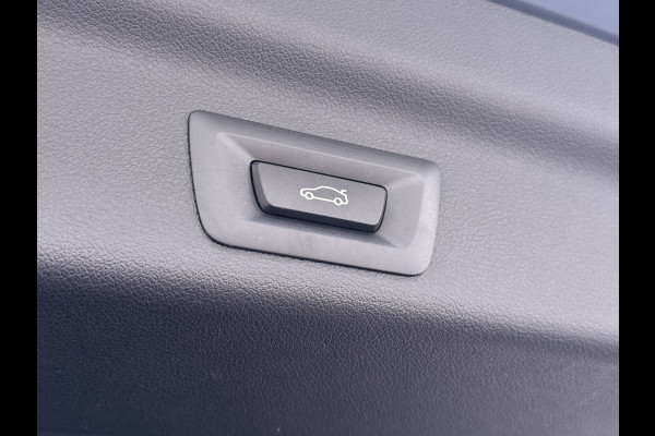 BMW iX1 eDrive20 67kWh M Sport pakket Pano-Dak/Schuif-dak Leer SOH 100% Warmtepomp Camera Navi Ecc PDC-a+v Apple Carplay Android Auto Elek.Achterklep Zwarte-Hemel VerkeersbordHerkenning WiFi M Aerodynamica  Lmv Led Privacy Glas Isofix DAB Keyless Wifi 1e Eigenaar Origineel Nederlandse Auto !!